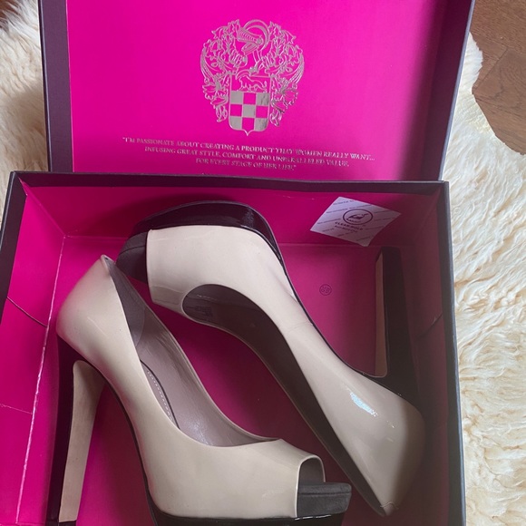 Vince Camuto open toe heels - Picture 2 of 2